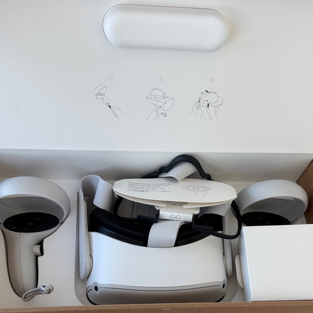 Oculus Quest 2 VR Set in White - Picture 3 of 4